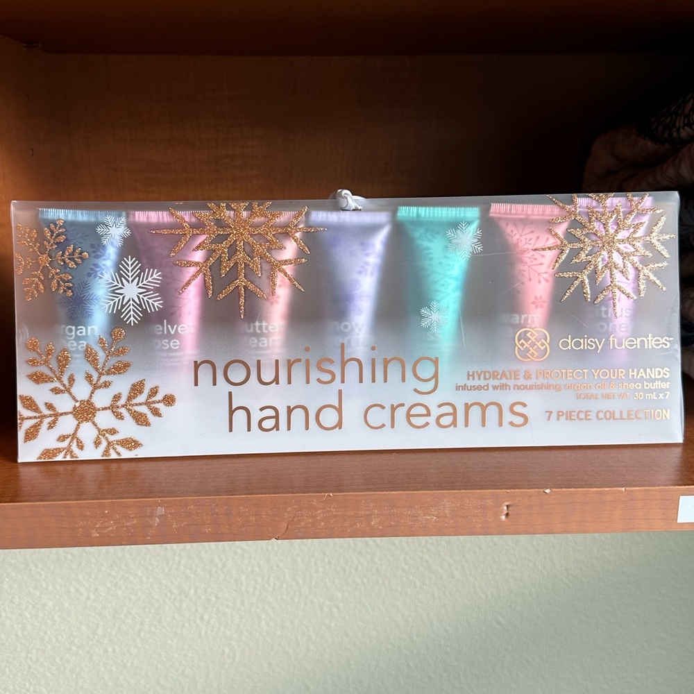 3/$10 SPECIAL! NWT Daisy Fuentes Holidays 7-pc Nourishing Hand Cream - Picture 2 of 8